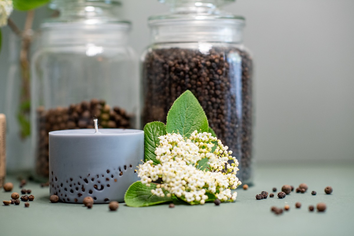 soy-wax-candle-with-patchouli-scent.jpg